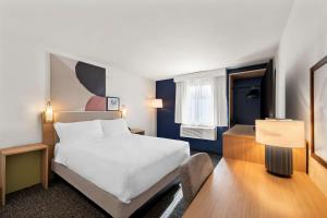 Spark by Hilton Norfolk客房内的一张或多张床位