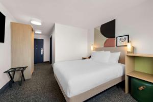 Spark by Hilton Norfolk客房内的一张或多张床位