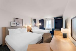 Spark by Hilton Norfolk客房内的一张或多张床位