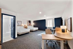 Spark by Hilton Norfolk客房内的一张或多张床位