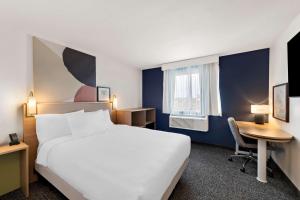 Spark by Hilton Norfolk客房内的一张或多张床位
