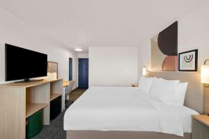 Spark by Hilton Norfolk客房内的一张或多张床位
