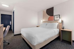 Spark by Hilton Norfolk客房内的一张或多张床位