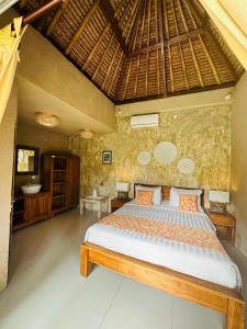 ein Schlafzimmer mit großem Bett und ein Badezimmer in der Unterkunft Nusa Majesty in Nusa Penida