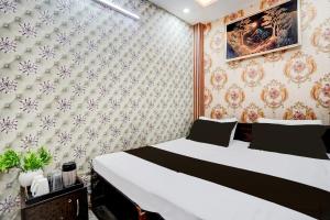 a bedroom with two beds and a window at Super Hotel O Signature Plaza in New Delhi +23 photos