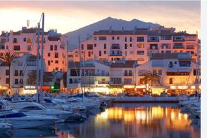 grupa łodzi zacumowanych w porcie z budynkami w obiekcie MARBELLA ALICATE BEACHFRONT - Luxury Apartment-2 w Marbelli
