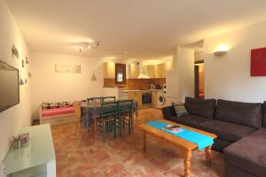 een woonkamer met een bank en een tafel bij Chez Maguy Chambres d'hôtes in Les Angles