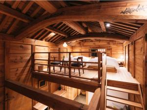 uma vista interior para um quarto de madeira com uma cama em RITA Izumo Hirata em Izumo