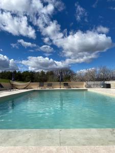 Бассейн в La Magnanerie en Provence или поблизости