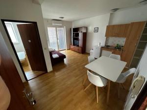 a room with a kitchen and a table and chairs at Ratko Peris in Novalja +2 photos