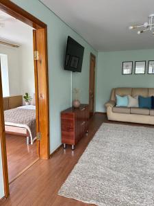 una sala de estar con una cama y un sofá en Лободы 34 красиво и уютно, en Karagandá