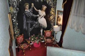 a room with a painting of two women on the wall at Hotel Giulietta e Romeo in Casal Palocco