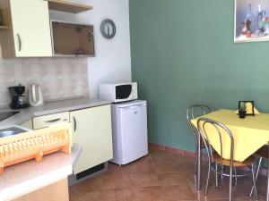 Kuchyň nebo kuchyňský kout v ubytování Apartment Medulin 37