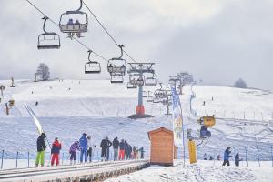 Fotografia z galérie ubytovania Hotel Dolomiti - Azzurro Club v destinácii Brentonico + 37 fotografií