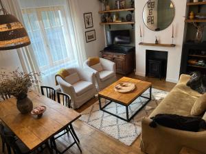 a living room with a couch and a table at Zöld Cica Vendégház in Hévíz