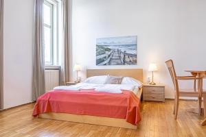 sypialnia z łóżkiem i stołem z krzesłem w obiekcie Simple Apartment near Wiener Stadthalle w Wiedniu