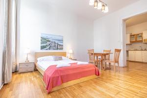 sypialnia z łóżkiem, stołem i krzesłami w obiekcie Simple Apartment near Wiener Stadthalle w Wiedniu