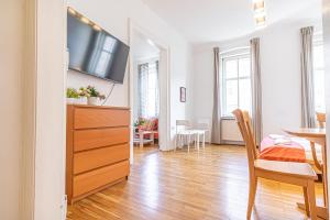salon ze stołem jadalnym i telewizorem w obiekcie Simple Apartment near Wiener Stadthalle w Wiedniu