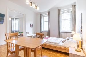 Łóżko lub łóżka w pokoju w obiekcie Simple Apartment near Wiener Stadthalle