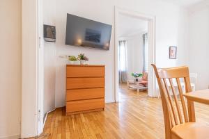 Telewizja i/lub zestaw kina domowego w obiekcie Simple Apartment near Wiener Stadthalle