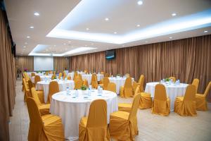 TV a/nebo společenská místnost v ubytování O2 Luxury Hotel + 37 fotografií