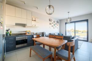 Una cocina o kitchenette en Modern 3Bdr Cyan Apt: Prime Spot