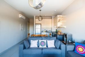 Un lugar para sentarse en Modern 3Bdr Cyan Apt: Prime Spot