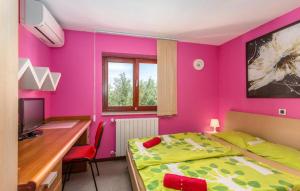 Beautiful Villa Grande with pool Island Krk في Gostinjac: غرفة نوم بها سرير ومكتب وجهاز كمبيوتر +69 صورة