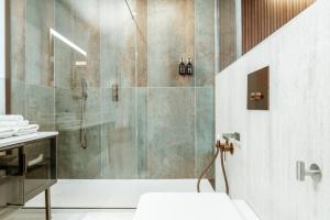 Koupelna v ubytování Ram7 Lux Charmant Apartment Gallarate + 37 fotografií