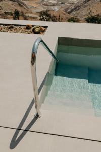 Santorini Sky, Luxury Resort 내부 또는 인근 수영장