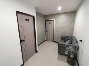a hallway with two doors and a chair in a room at นครินทร์ เพลส - Nakarin PIace in Ban Nong Waeng