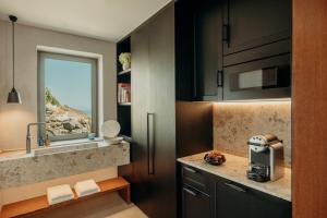Santorini Sky, Luxury Resort 주방 또는 간이 주방