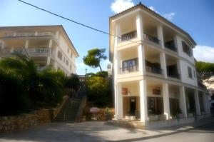un edificio blanco junto a una casa blanca en Cala Figuera Studio 6b, en Cala Figuera 2 fotos más