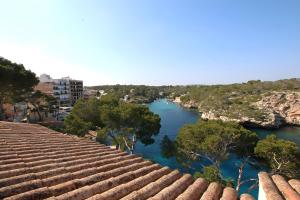 Una vista de un río desde el tejado de un edificio. en Cala Figuera Studio 6b, en Cala Figuera