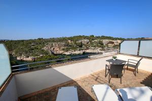 Un balcón con mesa y sillas y una vista en Cala Figuera Studio 6b, en Cala Figuera