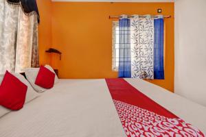 Hotel O Sapthagiri客房内的一张或多张床位