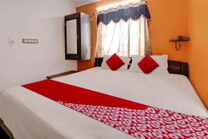 Hotel O Sapthagiri客房内的一张或多张床位