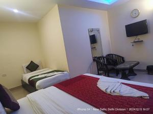 Postel nebo postele na pokoji v ubytování Jet Fox by Aero View Hotel, Delhi Airport