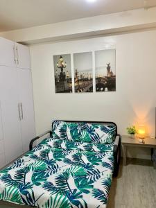 Ένα ή περισσότερα κρεβάτια σε δωμάτιο στο Cozy Condominium at Amaia Steps Nuvali