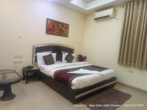 Postel nebo postele na pokoji v ubytování Jet Fox by Aero View Hotel, Delhi Airport