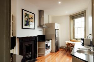 a kitchen with a stove and a stove top oven at Charming 2-Bed Apartment in Launceston CBD in Launceston