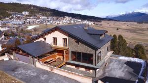 een luchtfoto van een huis met bij Chez Maguy Chambres d'hôtes in Les Angles