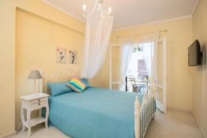 une chambre avec un lit bleu et une fenêtre dans l'établissement Orfeas House Corfu, à Corfou