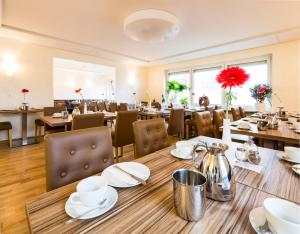 a dining room with a table and chairs at Hotel Nürnberger Trichter in Nuremberg