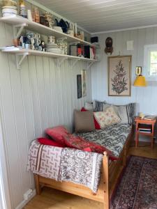 a small room with a couch and a table at Hagaåsen by Norgesbooking - cabin with amazing view in Omholt