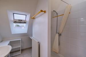 Un pequeño baño con lavabo y ducha. en Ker Kelly - A 5 min de la plage, en La Turballe 12 fotos más