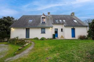 Casa blanca con puertas azules y patio en Ker Kelly - A 5 min de la plage, en La Turballe