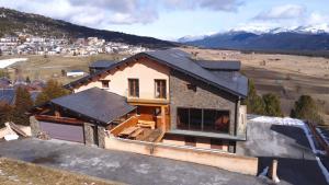 een huis dat bovenop een berg wordt gebouwd bij Chez Maguy Chambres d'hôtes in Les Angles