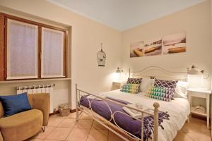 Ένα ή περισσότερα κρεβάτια σε δωμάτιο στο AmiroVista-Garden, Lake view, shared pool - Happy Rentals