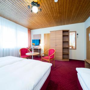 a hotel room with a bed and a desk at Hotel Nürnberger Trichter in Nuremberg